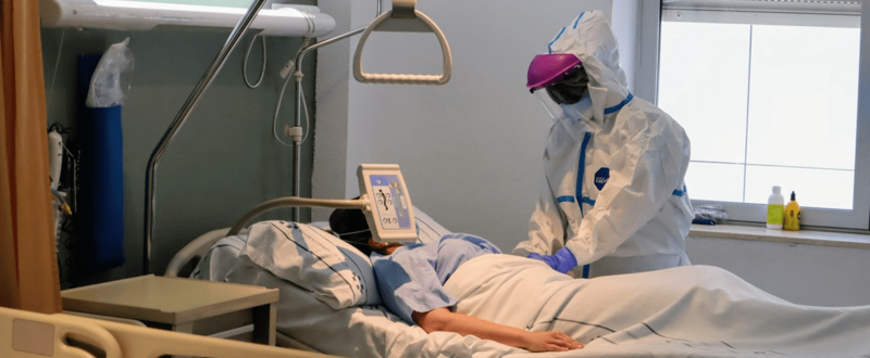 Imagen de archivo de la atención a un paciente covid en Canarias / TA